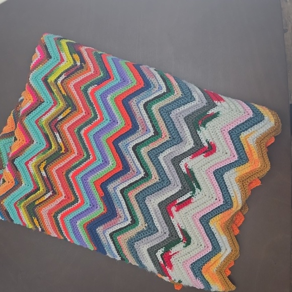CROCHET Colorful Chevron Blanket Handmade - Picture 3 of 4
